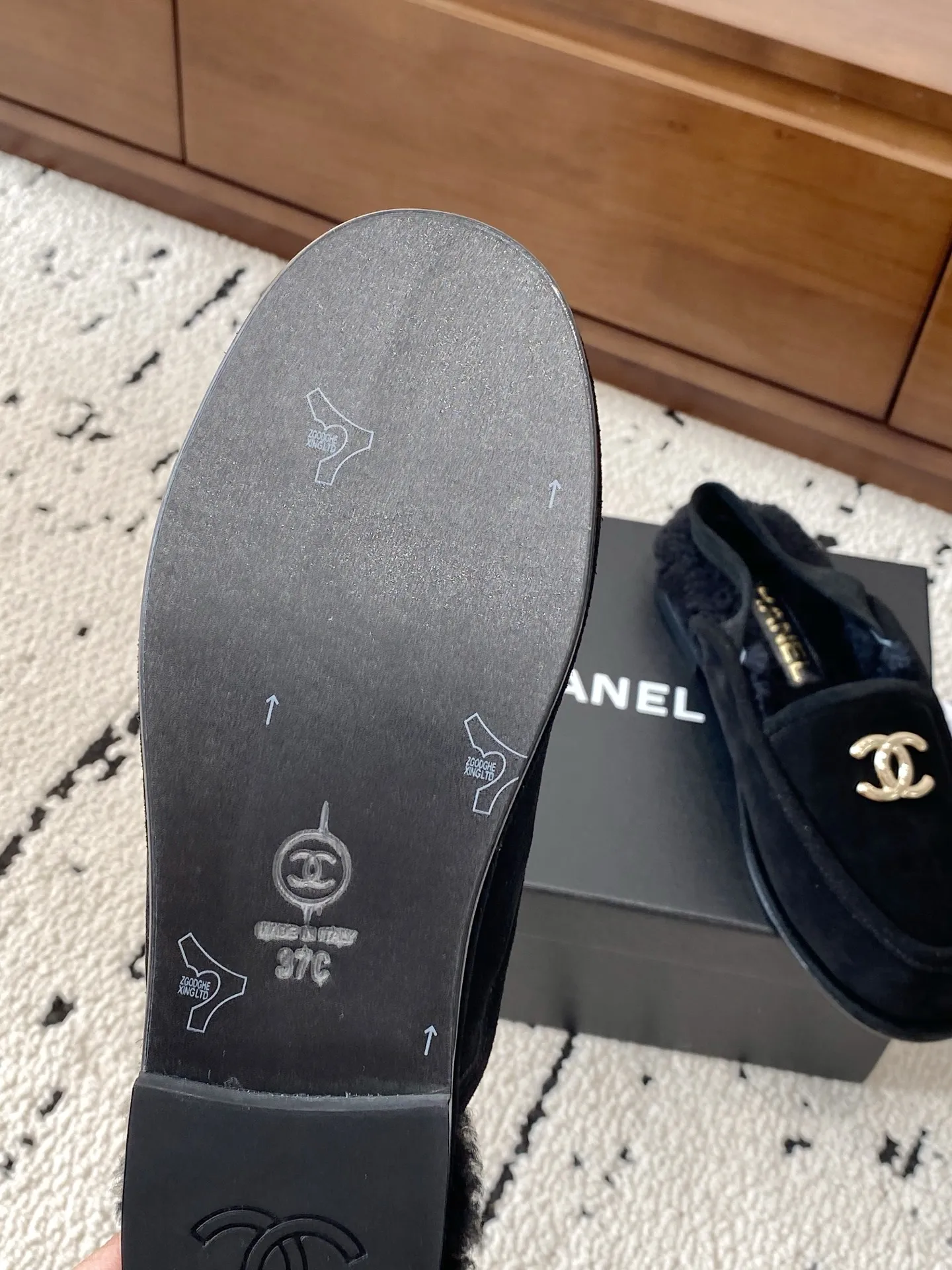 👟👟Ex-factory price 640👟👟 🍀CHANEL25s Chanel Mary Jane beanie hair slippers, a hot new release in the early autumn series, this season's hot item from the fragrance family! I really fell in love at first sight, the classic color matching is perfect!  Really super personalized, which is the biggest highlight of this shoe. The eye-catching but not exaggerated design is super cool for daily use. It is super versatile whether paired with pants, sweaters or skirts. It looks good no matter how you wear it. The more you look at it, the more you like it! Upper: imported sheep leather. Lining: original developed lamb wool. Outsole: Italian leather outsole. Size: #35-41 (40 41 custom-made, non-refundable) 👉 👉